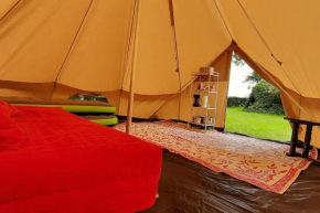Sfeervolle Tipi tent dicht bij de kust.